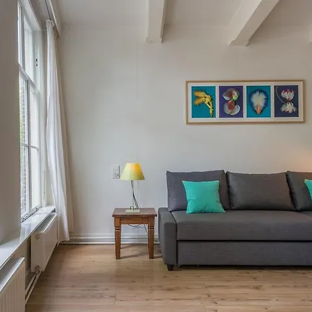 Canal View Apartment *