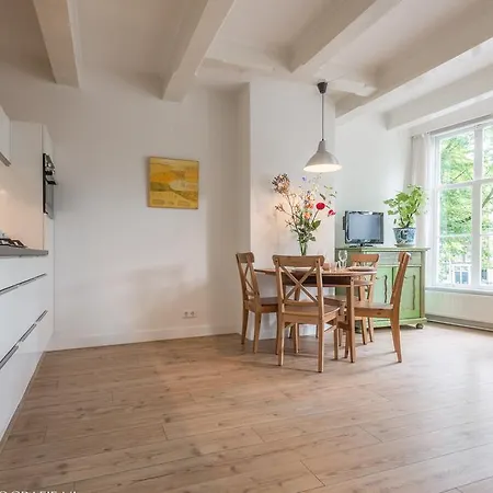Canal View Apartment *